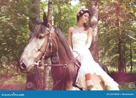 mujer follando con un caballo|Chica cogida por un perro